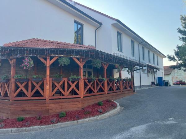 照片显示了位于Lipov市的Vrbecká restaurace - penzion 10物件。
