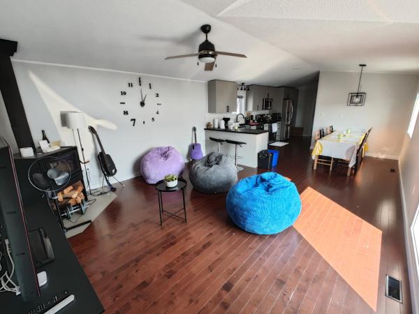 A la foto es mostra l'objecte EC Lodging situat a la ciutat de Yellowknife.