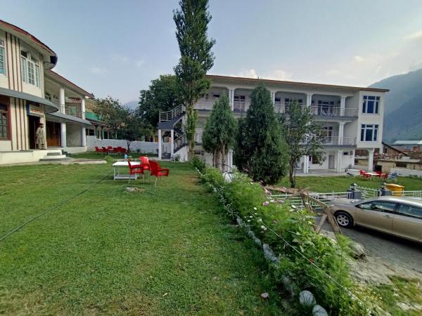 Nella foto è visibile l'oggetto Four Star hotel and Restaurant situato nella città di Kārandūkai.
