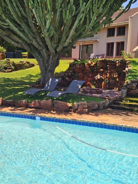 Na foto é possível ver o objeto Communal Cottage Rooms localizado na cidade de Inanda.