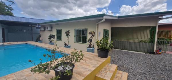 Na zdjęciu widoczny jest obiekt Comva-Housing położony w mieście Flora.