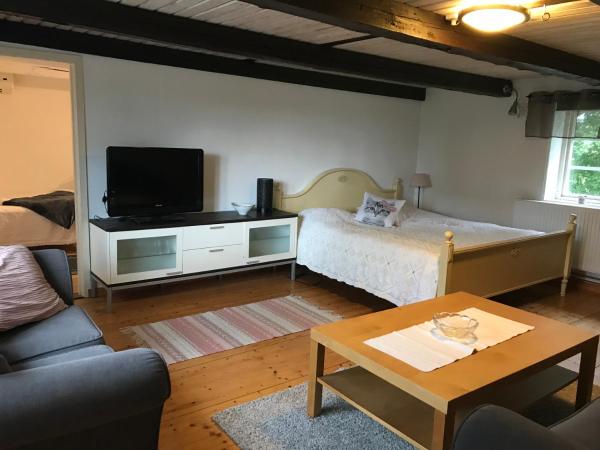 Na zdjęciu widoczny jest obiekt Halvboens gård i Olofsbo, Falkenberg położony w mieście Långås.