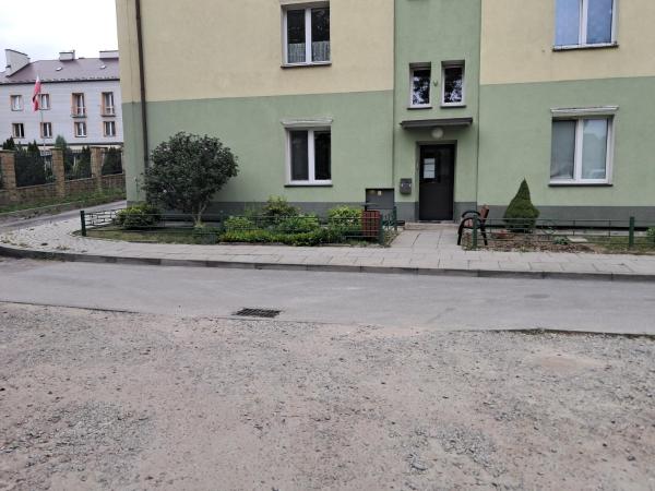 Na zdjęciu widoczny jest obiekt Garsoniera Kościuszki położony w mieście Dębowiec.