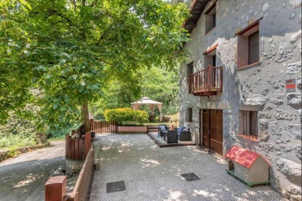 A la foto es mostra l'objecte Casa de piedras entre arboles, pura naturaleza situat a la ciutat de Sámano.