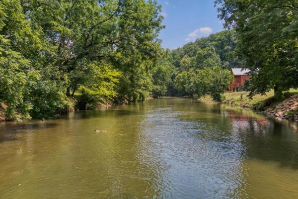 Фотография 8: Wind down in this 2 Bed Oasis with River Access Hot Tub and Outdoor Fun Sleeps 6 Comfortably