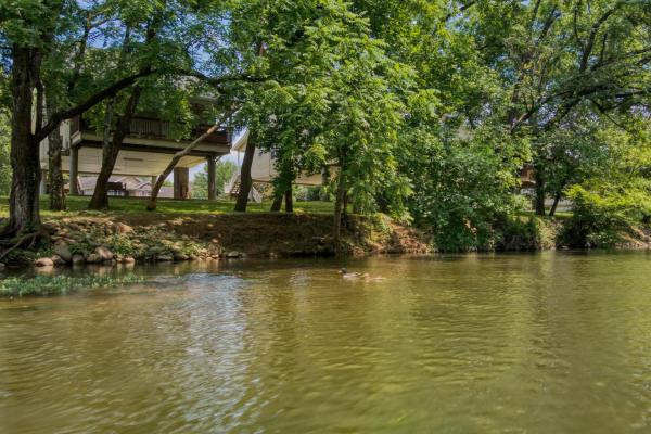 Фотография 9: Wind down in this 2 Bed Oasis with River Access Hot Tub and Outdoor Fun Sleeps 6 Comfortably