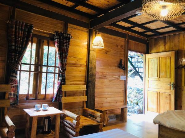 写真にはBản Kam市にあるNhà A Rúaが写っています。