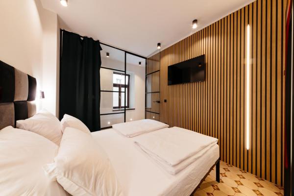 The photo shows the Main Square Rooms located in the city of Maribor.