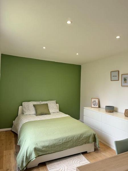 A la foto es mostra l'objecte Studio avec jardin situat a la ciutat de Guéret.
