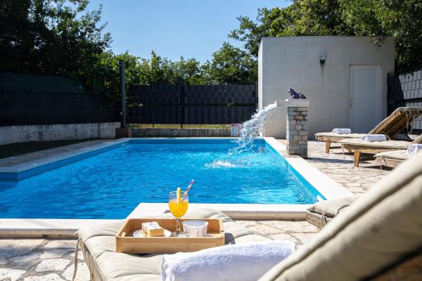 A la foto es mostra l'objecte House Runjic w pool large garden and playground situat a la ciutat de Prgomet.