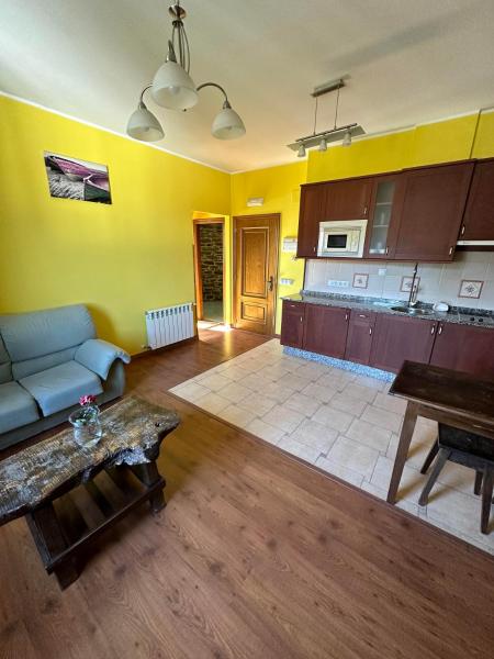 A la foto es mostra l'objecte Apartamentos Helenias situat a la ciutat de Armal.