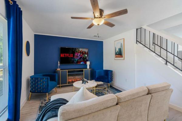 Kuvassa näkyy kohde Luxury l Easy to DownTown l Balcony l Fireplace, joka sijaitsee kaupungissa Austin.