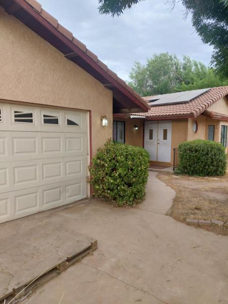 A la foto es mostra l'objecte Lyons lovely house situat a la ciutat de Hesperia.