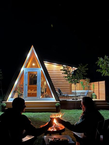 На фото показан объект Honey Glamping Resort with jacuzzi, расположенный в городе Grabovica.