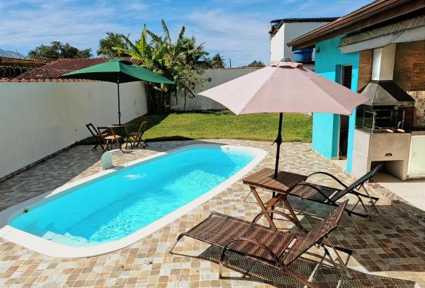 Auf dem Foto ist das Objekt Casa de Praia em Bertioga, São Paulocom Piscina Ar Condicionado Wifi a 500m do Mar in der Stadt Bertioga zu sehen.
