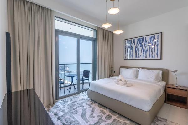Luxury Apartment with Private Beach Access, Dubai