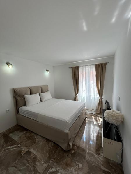 Na zdjęciu widoczny jest obiekt House Pravilovic apartments położony w mieście Cetynia.