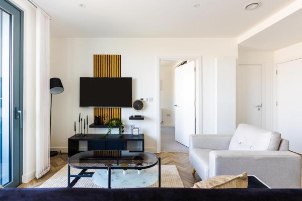 Luxury Apt Near Canary Wharf with Stunning Views, Лондон