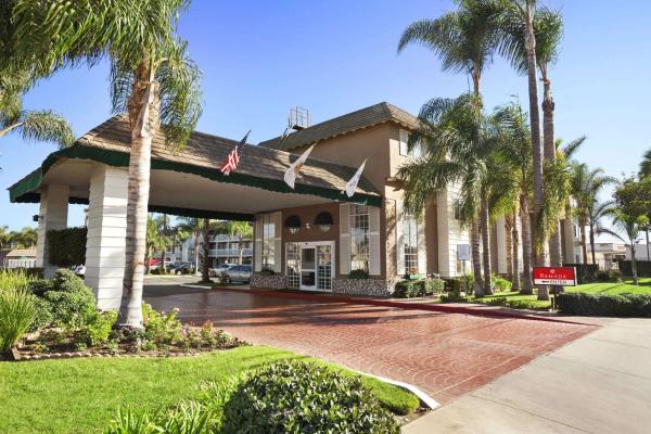 A la foto es mostra l'objecte Ramada by Wyndham Costa Mesa/Newport Beach situat a la ciutat de Costa Mesa.