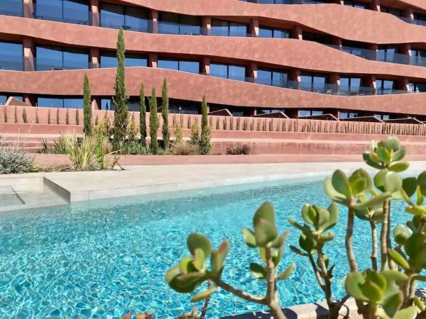 照片显示了位于Las Torres de Cotillas市的Resort y Piscina junto a la City物件。