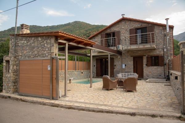 Na fotografii je vidět objekt Villas Kertezi nacházející se ve městě Boúmboukas.