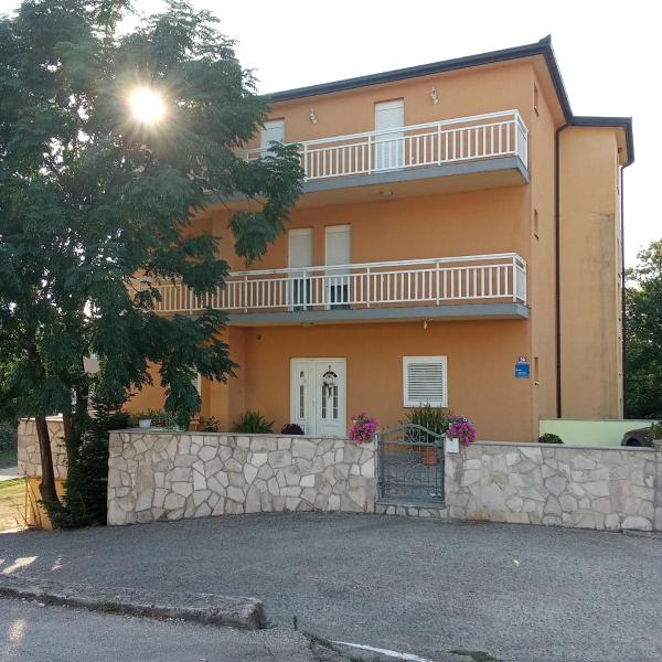 A la foto es mostra l'objecte D & J Pansion situat a la ciutat de Bijakovići.