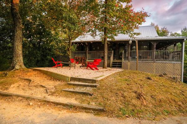A la foto es mostra l'objecte Mountain VIEWS! Private, Hot Tub, & Game Room. situat a la ciutat de Sevierville.