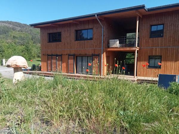 照片显示了位于Prémian市的Ecogîtes Camparols物件。