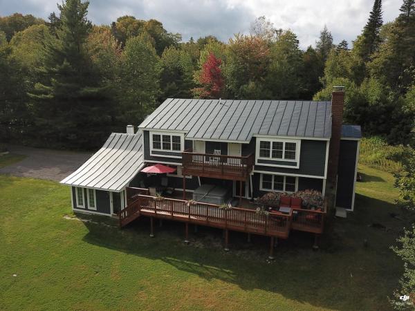 Na fotografii je vidět objekt Bigelow Chalet at Killington: 8BR/4.5 BA Pet Friendly Home w/ Hot Tub, Fireplace, Walk to Shuttle nacházející se ve městě Killington.