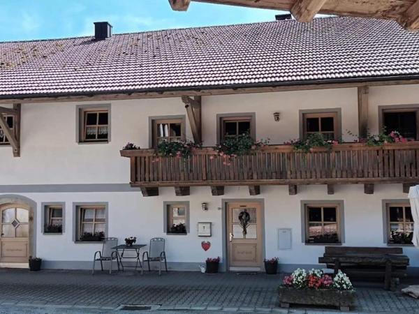 På bilden syns objektet Ferienwohnung im Bayerischen Wald mit Terrasse som ligger i staden Viechtach.