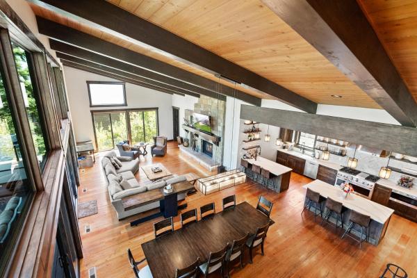Auf dem Foto ist das Objekt Snowghost Chalet Ultimate Luxury Ski In Ski Out 5BD 55BA with Hot Tubs Steam Room and Game Room in der Stadt Whitefish zu sehen.
