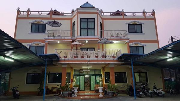 La photo montre l'objet Kasithorn Apartment's & Hotel situé dans la ville de Ban Pak Nam.