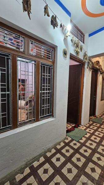 A la foto es mostra l'objecte Rana Homestay situat a la ciutat de Ukhimath.