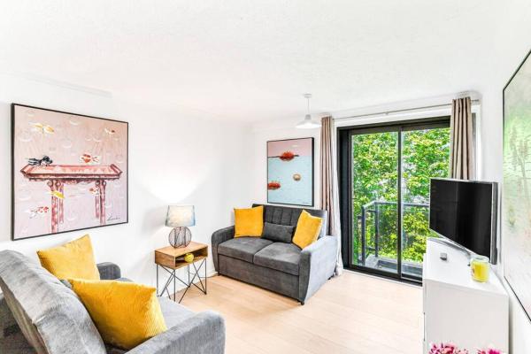 LUXaway Apartment in Earls Court - Sleeps Up To 10, London