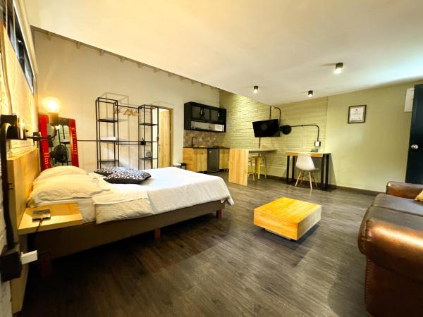 FRN101 Cozy loft located in a popular in Poblado By Roots Rentals, Medellín