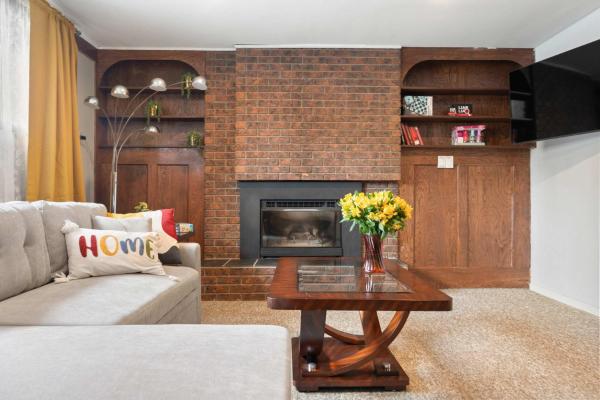 写真にはカルガリー市にある2BR Suite Near Golf Course! FREE Banff Pass, Parking, Netflix!が写っています。
