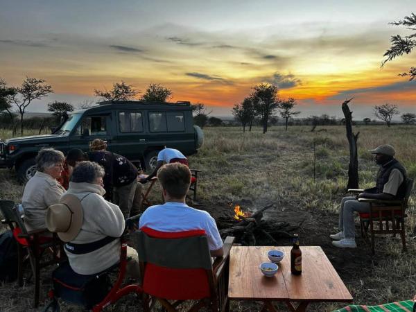 A la foto es mostra l'objecte Sadanga & Sons Mobile Camp Safaris situat a la ciutat de Robanda.