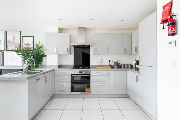 4 Bedroom House By Humming Nest Short Lets & Serviced Accommodation Milton Keynes With Free Wifi & Parking - Hertfordshire