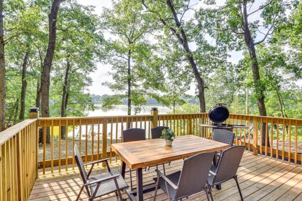 Na foto é possível ver o objeto Three Rivers Cottage with Private Dock and Fire Pit! localizado na cidade de Colon.