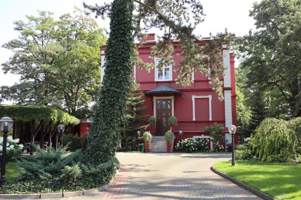 Na zdjęciu widoczny jest obiekt Willa Impresja Hotel i Restauracja położony w mieście Dobroń.