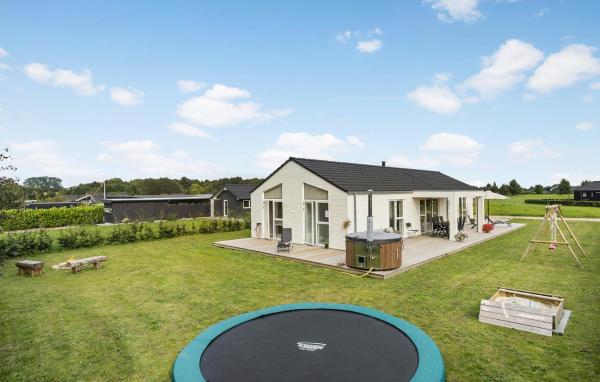 Nella foto è visibile l'oggetto Cozy Home In Haderslev With Wifi situato nella città di Haderslev.