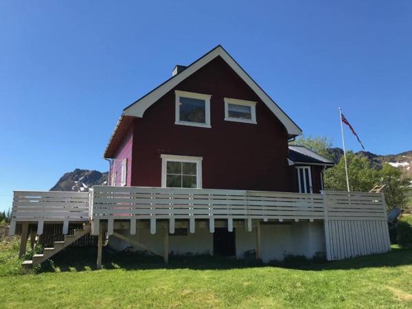 A la foto es mostra l'objecte Cozy house with beautiful view situat a la ciutat de Selnes.