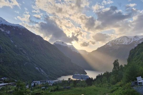 Op de foto is het object Tømmerhus i Geiranger Sentrum med panorama utsikt te zien, gelegen in de stad Grotli.