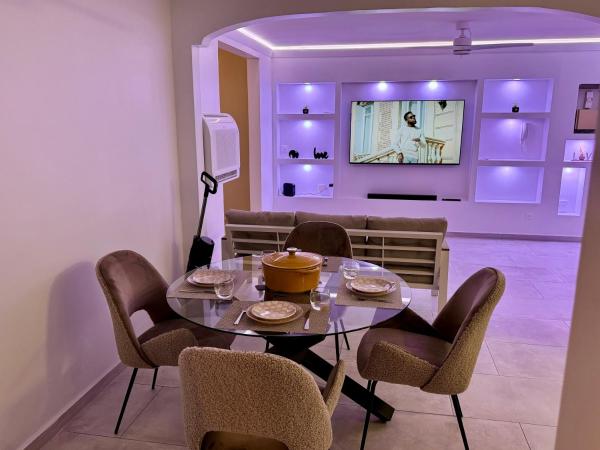 Na zdjęciu widoczny jest obiekt NEW comfortable and modern apartment near Jarry businesses położony w mieście Destrelan.