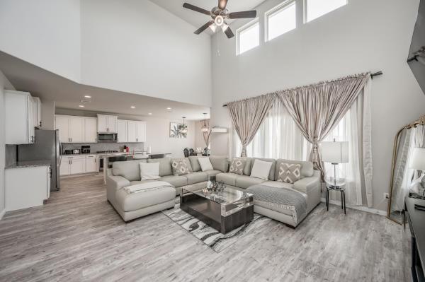 Op de foto is het object M&J Luxury Home te zien, gelegen in de stad Katy.