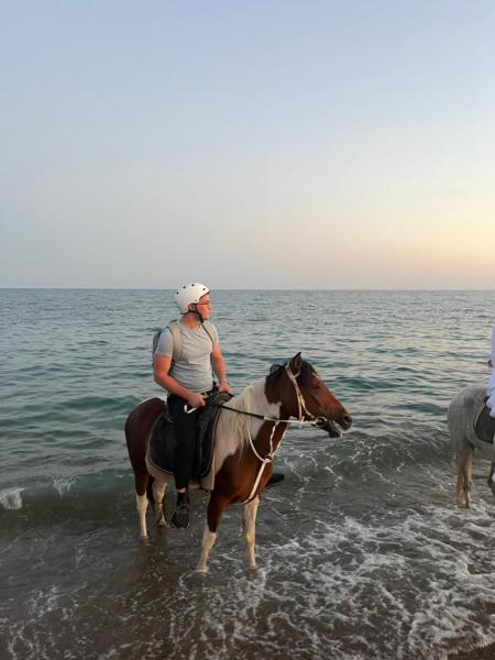 På billedet ses objektet rodeo horse club beliggende i byen Altınkum.