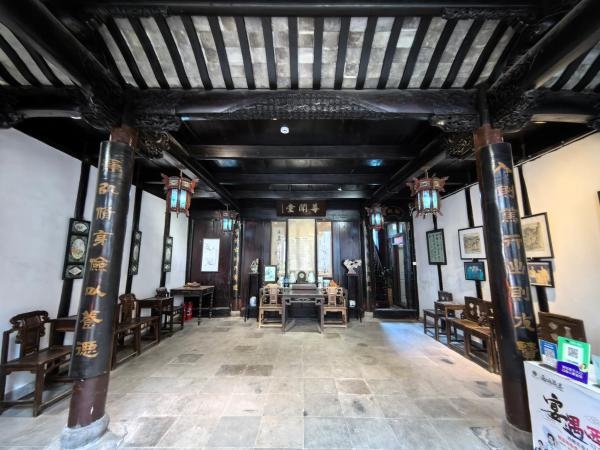 Nella foto è visibile l'oggetto 西塘明清雕花大院尊闻堂百寿厅庭院民宿 situato nella città di Xitang.