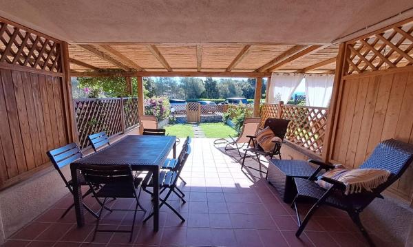 The photo shows the Appartamento vicino al mare con giardino e veranda located in the city of Proiettore.