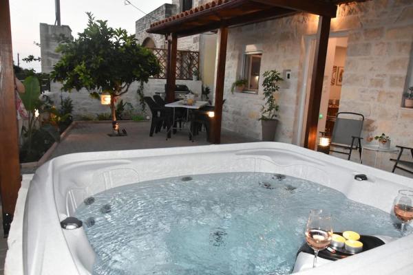 A la foto es mostra l'objecte Villa Myrtia situat a la ciutat de Pezá.
