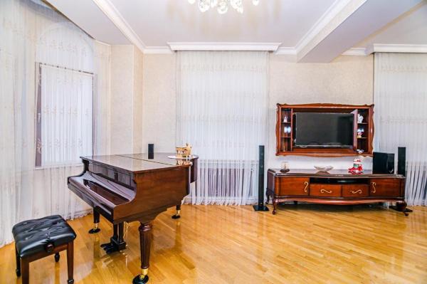 Central luxuries spacious appartment in Nizami street Torgovi, Baku